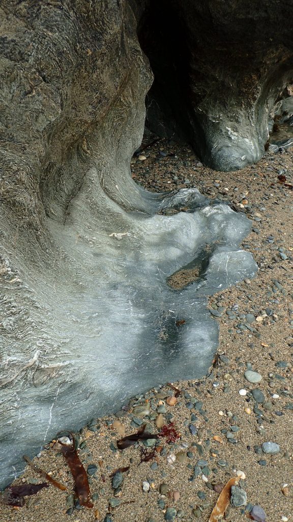 Ynys feirig - sea worn rocks